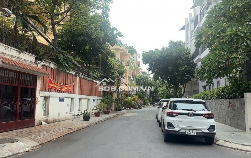Biệt thự ngang 11m hẻm 10m CMT8 5 lầu có hầm hồ bơi 350m2 giáp Q.3 tặng T.Máy chỉ 65 tỷ.