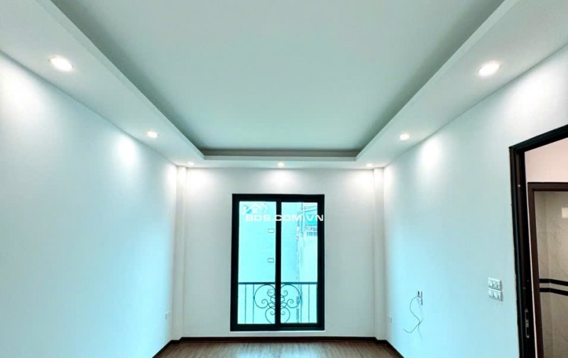 Chỉ 6 tỉ, Nhà mới 5 tầng, Ô tô đỗ cổng - Trung Tâm Long Biên, Ngõ nông, rộng thoáng