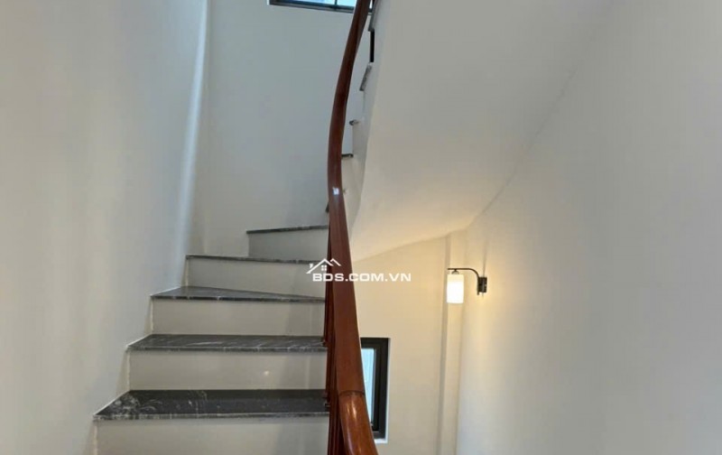 Chỉ 6 tỉ, Nhà mới 5 tầng, Ô tô đỗ cổng - Trung Tâm Long Biên, Ngõ nông, rộng thoáng