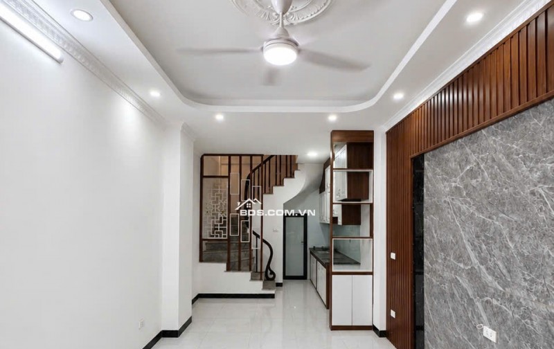 Chỉ 6 tỉ, Nhà mới 5 tầng, Ô tô đỗ cổng - Trung Tâm Long Biên, Ngõ nông, rộng thoáng