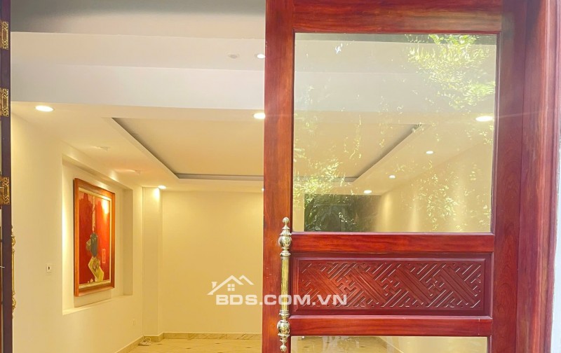 Nhà đẹp mặt vườn hoa Trần Quang Diệu, 6 tầng thang máy, vị trí đẹp làm văn phòng, spa, showroom, 0708166888