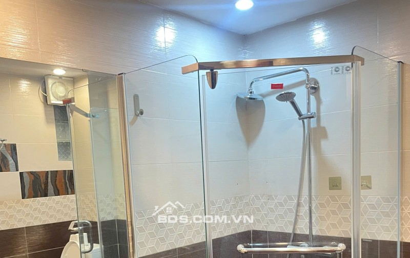 Nhà đẹp mặt vườn hoa Trần Quang Diệu, 6 tầng thang máy, vị trí đẹp làm văn phòng, spa, showroom, 0708166888
