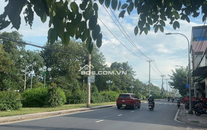 Nhà mặt tiền ngang 6.2m 158m2 ngay sân Golf Tân Sơn tiện xây tòa nhà chỉ 18 tỷ.