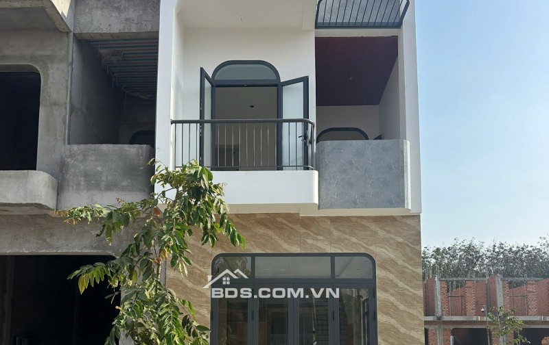 Nhà ngợp bán gấp căn 1 trệt 1 lầu 3 phòng ngủ ngay trung tâm Tân Uyên
