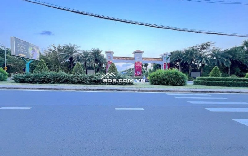 Nhà mặt tiền ngang 6.2m 158m2 ngay sân Golf Tân Sơn tiện xây tòa nhà chỉ 18 tỷ.