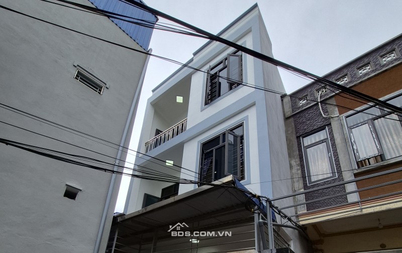 BÁN NHÀ 2.65 TỶ 3 TẦNG 89M2 CÓ PHÒNG NGỦ TẦNG 1 NGÕ TRƯỜNG CHINH