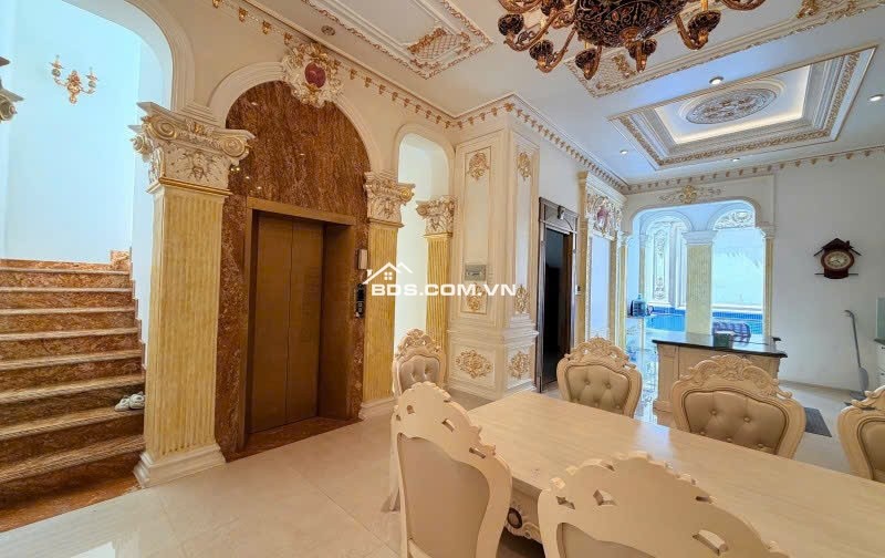 Biệt thự ngang 11m hẻm 10m CMT8 5 lầu có hầm hồ bơi 350m2 giáp Q.3 tặng T.Máy chỉ 65 tỷ.