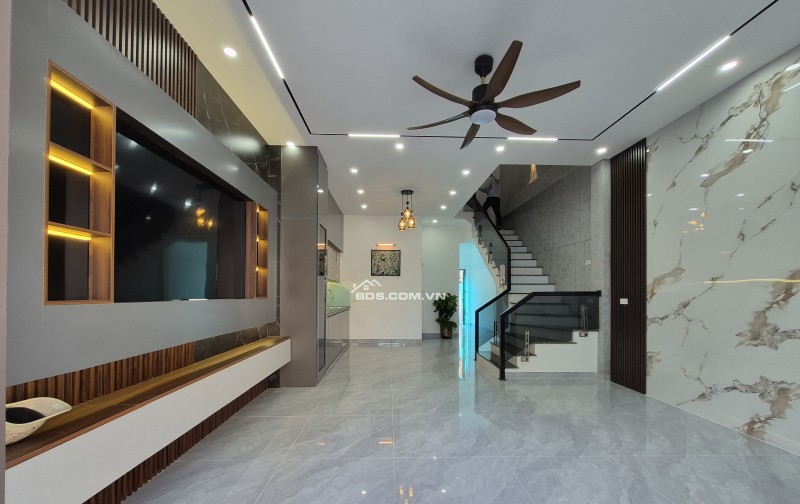 BÁN NHÀ ĐẸP 2.69 TỶ 3 TẦNG 122M2 CÓ PHÒNG NGỦ TẦNG 1 NGÕ ĐIỆN BIÊN