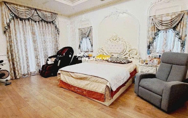 Biệt thự ngang 11m hẻm 10m CMT8 5 lầu có hầm hồ bơi 350m2 giáp Q.3 tặng T.Máy chỉ 65 tỷ.