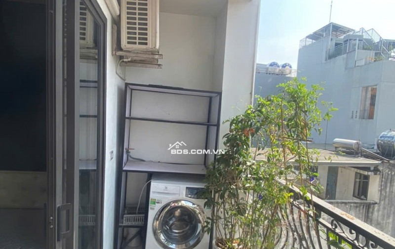 Cho thuê Căn Chung cư mini tại Phố Trích, Tây Hồ. Ban công thoáng View toàn mặt hồ. Chỉ 6.5tr