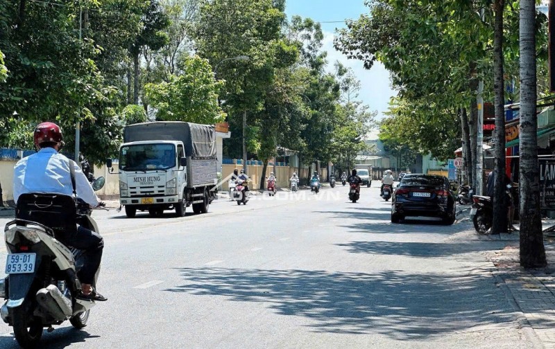 Nhà mặt tiền ngang 6.2m 158m2 ngay sân Golf Tân Sơn tiện xây tòa nhà chỉ 18 tỷ.