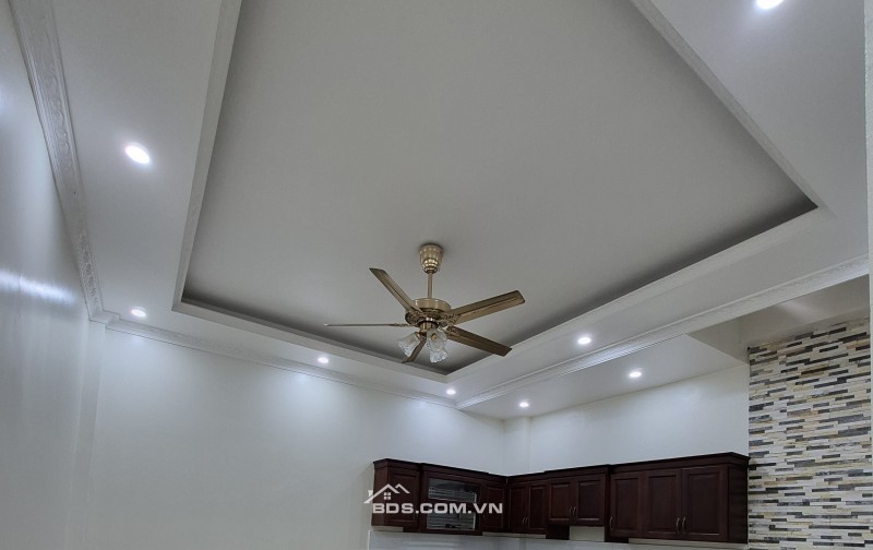 BÁN NHÀ 2.65 TỶ 3 TẦNG 89M2 CÓ PHÒNG NGỦ TẦNG 1 NGÕ TRƯỜNG CHINH