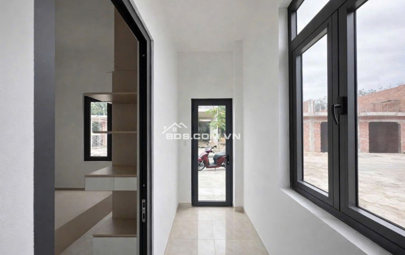 Nhà ngợp bán gấp căn 1 trệt 1 lầu 3 phòng ngủ ngay trung tâm Tân Uyên
