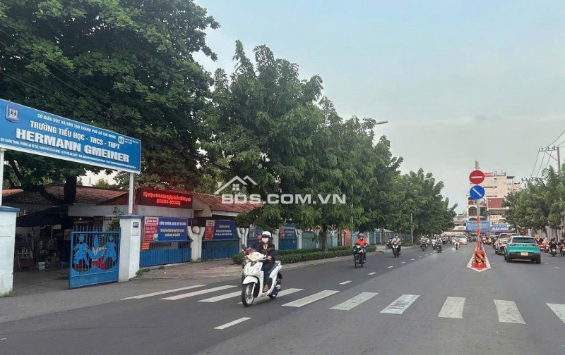Nhà mặt tiền ngang 6.2m 158m2 ngay sân Golf Tân Sơn tiện xây tòa nhà chỉ 18 tỷ.