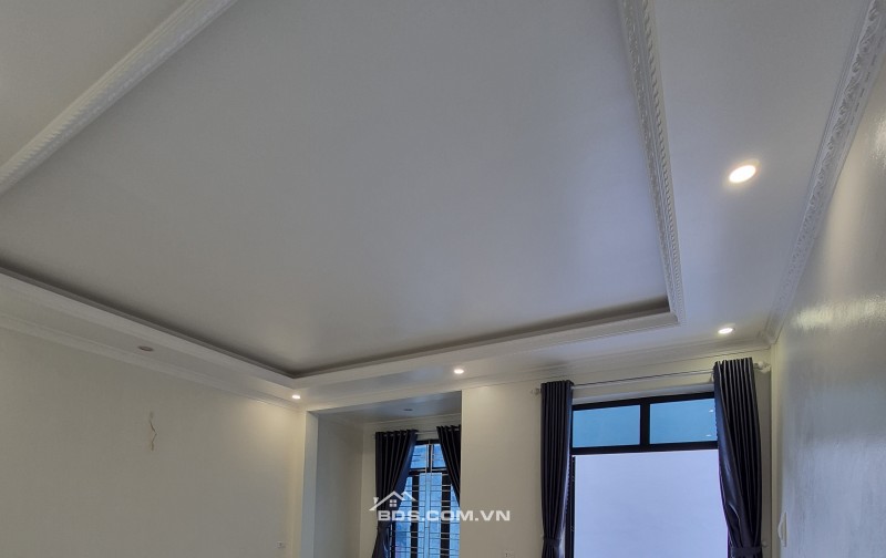 BÁN NHÀ 2.65 TỶ 3 TẦNG 89M2 CÓ PHÒNG NGỦ TẦNG 1 NGÕ TRƯỜNG CHINH