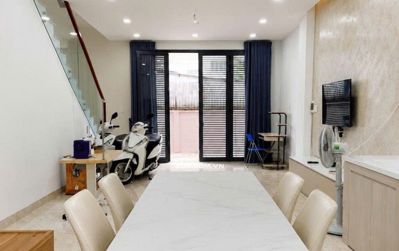 NHÀ MỚI Ở NGAY FULL NỘI THẤT - HẺM XE HƠI VÀO NHÀ THOẢI MÁI - TRUNG TÂM QUẬN 9 CŨ