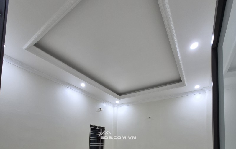 BÁN NHÀ 2.65 TỶ 3 TẦNG 89M2 CÓ PHÒNG NGỦ TẦNG 1 NGÕ TRƯỜNG CHINH