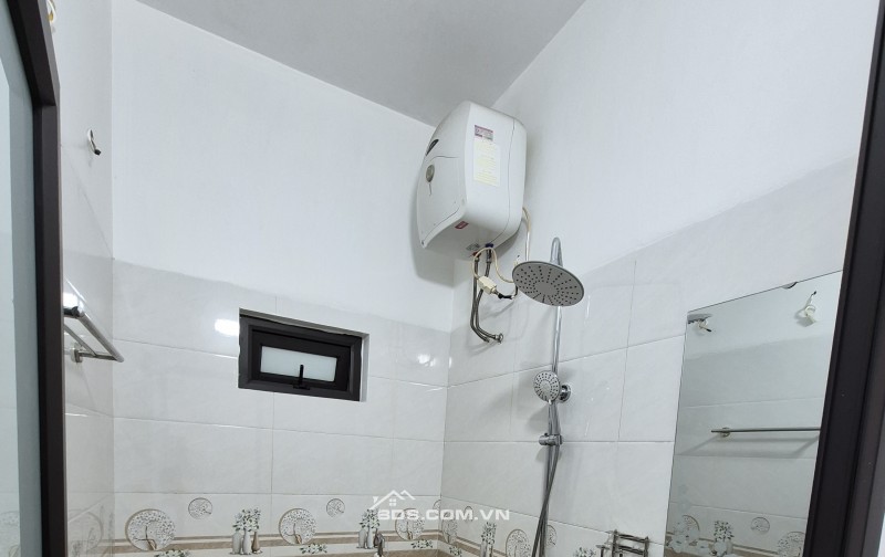 BÁN NHÀ 2.65 TỶ 3 TẦNG 89M2 CÓ PHÒNG NGỦ TẦNG 1 NGÕ TRƯỜNG CHINH