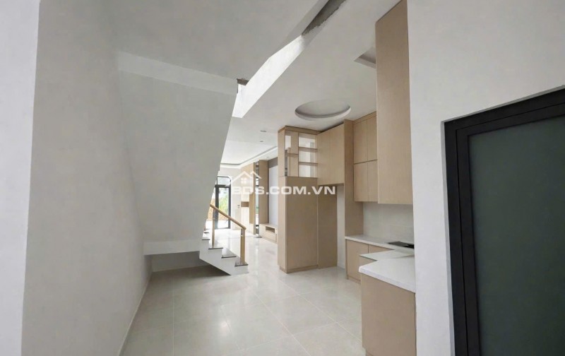 Nhà ngợp bán gấp căn 1 trệt 1 lầu 3 phòng ngủ ngay trung tâm Tân Uyên