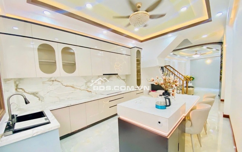 BÁN NHÀ TRUNG TÂM QUẬN 10 - 41M2 - 5 TẦNG BTCT - KẾ MẶT TIỀN - HẺM XE HƠI - 9.9 TỶ.