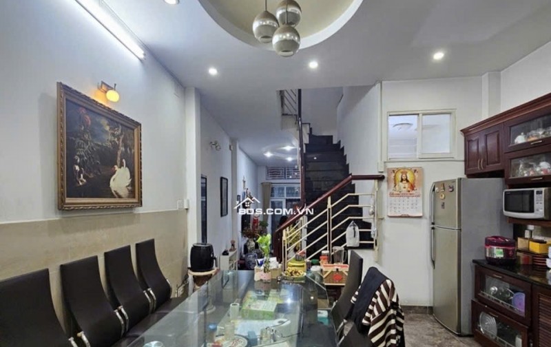 Đón sóng METRO 2 - Bán nhà hẻm xe hơi  Cách Mạng Tháng 8, đối diện Công viên Lê Thị Riêng, tiếp giáp Quận 3.