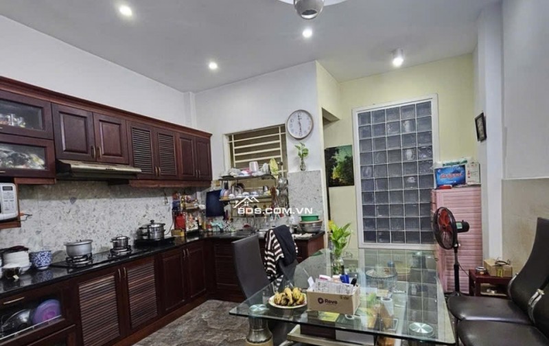 Đón sóng METRO 2 - Bán nhà hẻm xe hơi  Cách Mạng Tháng 8, đối diện Công viên Lê Thị Riêng, tiếp giáp Quận 3.