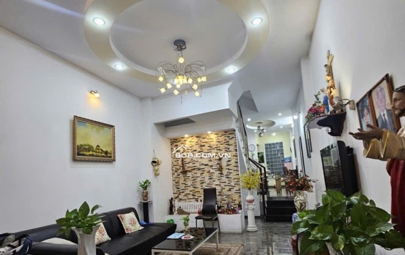 Đón sóng METRO 2 - Bán nhà hẻm xe hơi  Cách Mạng Tháng 8, đối diện Công viên Lê Thị Riêng, tiếp giáp Quận 3.