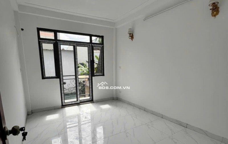 Bán căn nhà 4 tầng ngay cạnh trung tâm thị trấn chúc sơn, ô tô ngủ trong sân, nhà mới đẹp kèm full nội thất