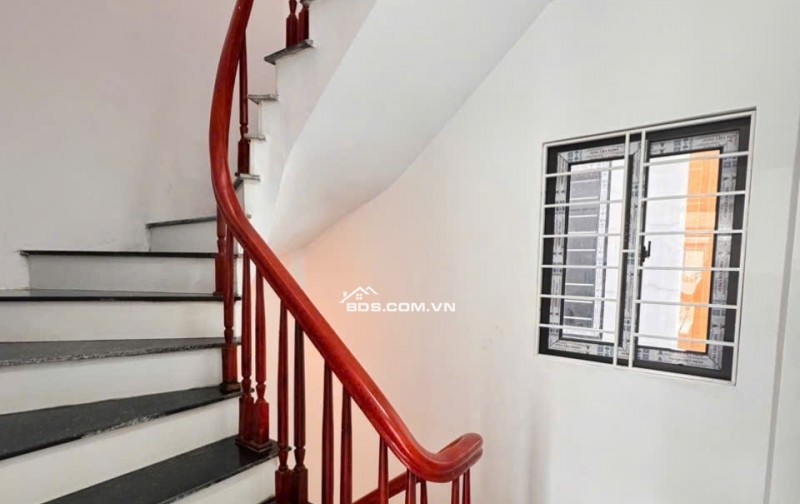 Bán căn nhà 4 tầng ngay cạnh trung tâm thị trấn chúc sơn, ô tô ngủ trong sân, nhà mới đẹp kèm full nội thất