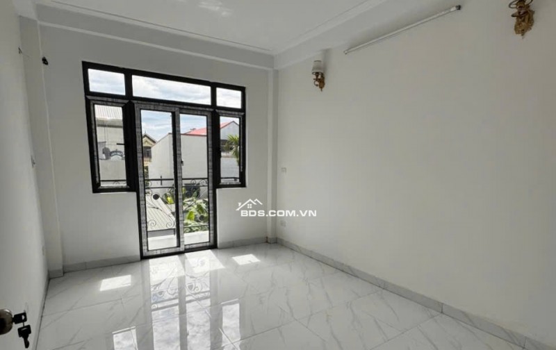 Bán căn nhà 4 tầng ngay cạnh trung tâm thị trấn chúc sơn, ô tô ngủ trong sân, nhà mới đẹp kèm full nội thất