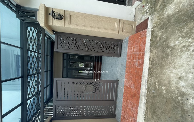 Bán căn nhà 4 tầng ngay cạnh trung tâm thị trấn chúc sơn, ô tô ngủ trong sân, nhà mới đẹp kèm full nội thất
