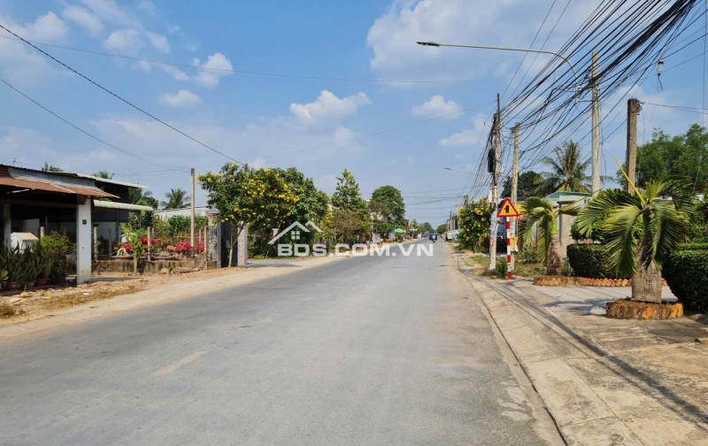 Bán đất tặng nhà cấp 4 tại mặt tiền đường ĐT 821, xã Lộc Giang, huyện Đức Hòa, tỉnh Long An.  ( nay là xã An Ninh, tỉnh Tây Ninh)