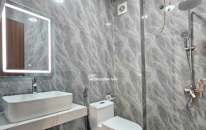 Chỉ 6 tỉ, Nhà mới 5 tầng, Ô tô đỗ cổng - Trung Tâm Long Biên, Ngõ nông, rộng thoáng