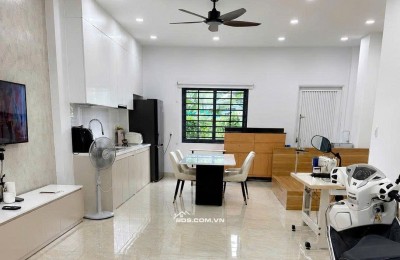 NHÀ MỚI Ở NGAY FULL NỘI THẤT - HẺM XE HƠI VÀO NHÀ THOẢI MÁI - TRUNG TÂM QUẬN 9 CŨ