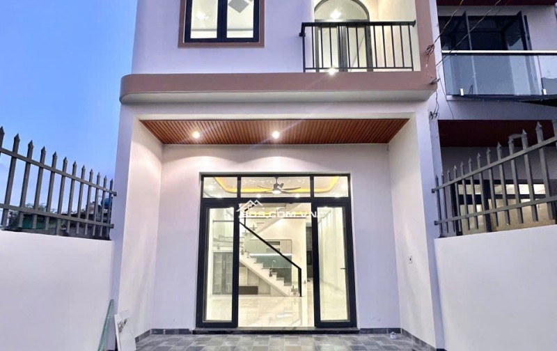 BÁN GẤP NHÀ Mặt tiền có thể Kinh Doanh - Sổ Riêng,Thổ Cư đầy đủ NGAY Gần Cây Xăng Đức Hưng