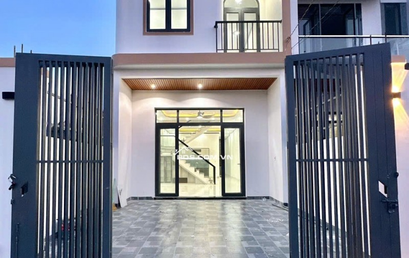 BÁN GẤP NHÀ Mặt tiền có thể Kinh Doanh - Sổ Riêng,Thổ Cư đầy đủ NGAY Gần Cây Xăng Đức Hưng