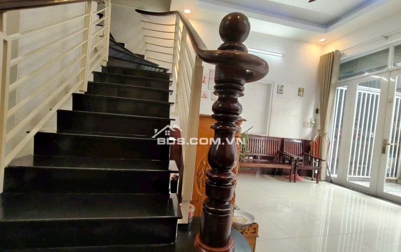 HÀNG HIẾM LÃ XUÂN OAI - LÊ VĂN VIỆT _ 3 TẦNG - 3PN - 3WC - PHÒNG THỜ RIÊNG - PHÒNG GIẶT GIŨ PHƠI ĐỒ RIÊNG _ GIÁ CHỈ 4.4 TỶ THƯƠNG LƯỢNG