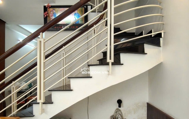 HÀNG HIẾM LÃ XUÂN OAI - LÊ VĂN VIỆT _ 3 TẦNG - 3PN - 3WC - PHÒNG THỜ RIÊNG - PHÒNG GIẶT GIŨ PHƠI ĐỒ RIÊNG _ GIÁ CHỈ 4.4 TỶ THƯƠNG LƯỢNG