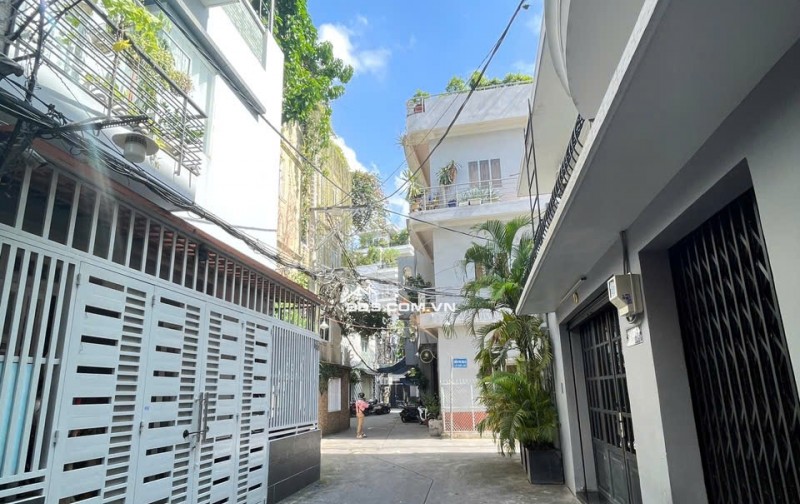 Bán nhà Lạc Long Quân hẻm xe hơi, 60m2, 4 tầng BTCT, giá 8,9tỷ