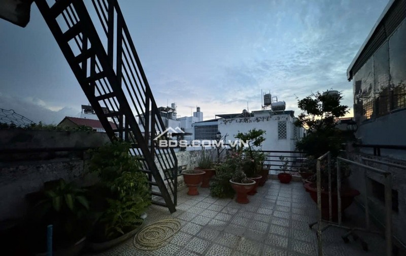 Bán nhà Lạc Long Quân hẻm xe hơi, 60m2, 4 tầng BTCT, giá 8,9tỷ
