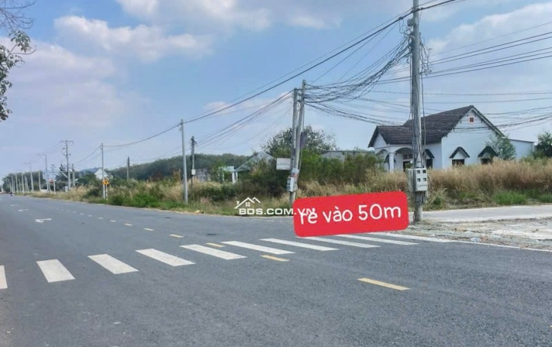 Hiếm, 300m2 thổ cư xây dựng luôn ngay TTHC chơn thành sát ql13 sổ sẵn giá 685 triệu bao sang tên.