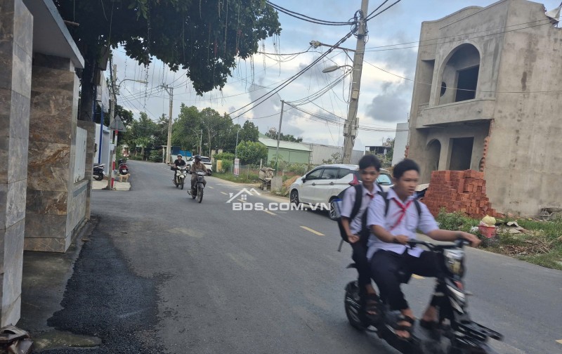 BÁN LÔ MẶT TIỀN ĐƯỜNG NHỰA QUANG CHÂU, khu cao ráo, chưa từng ngập lụt. Thích hợp vừa ở vừa kinh doanh Diện tích 120m², rộng 5m  nở hậu 7m