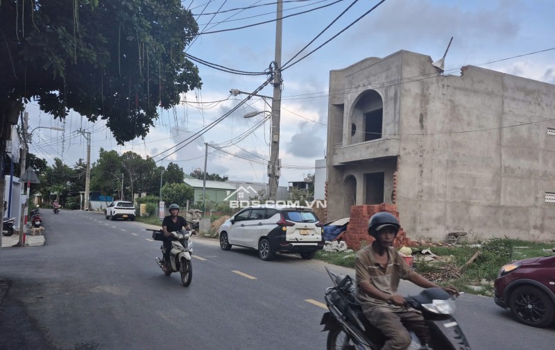 BÁN LÔ MẶT TIỀN ĐƯỜNG NHỰA QUANG CHÂU, khu cao ráo, chưa từng ngập lụt. Thích hợp vừa ở vừa kinh doanh Diện tích 120m², rộng 5m  nở hậu 7m