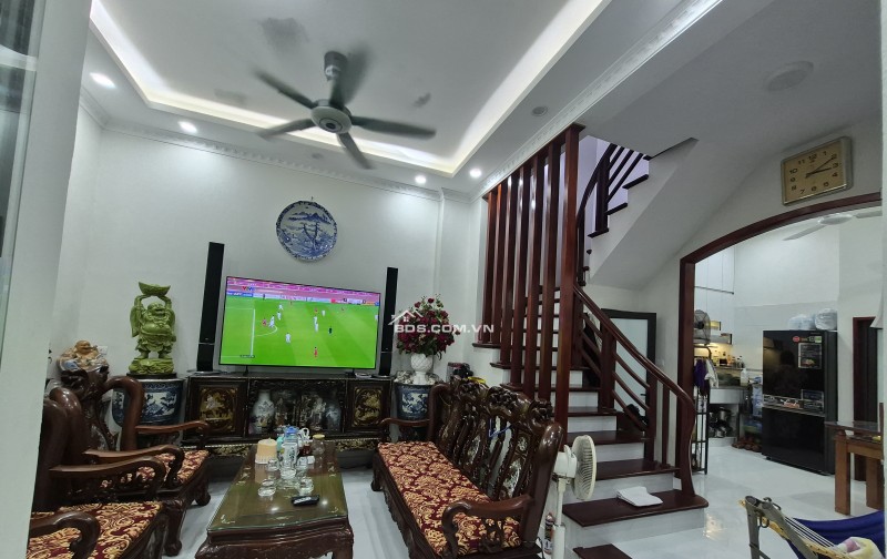 BÁN NHÀ ĐẸP 1.85 TỶ 3 TẦNG 32M2  NGÕ CỰC NGẮN HOÀNG HOA THÁM