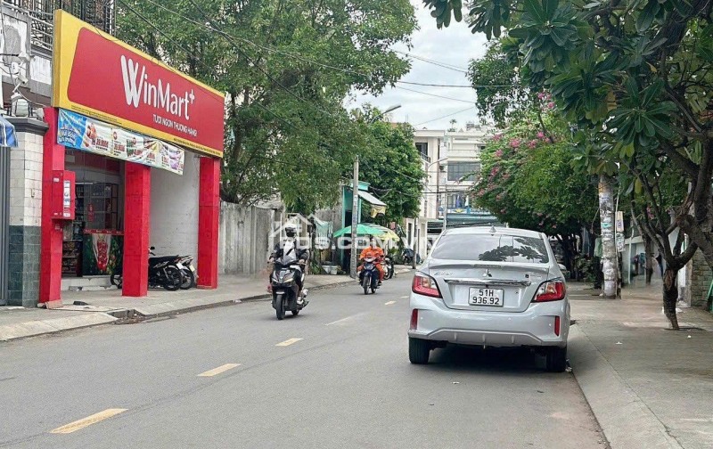 Nhà đẹp 5 lầu hẻm 496 Dương Quảng Hàm 82m2 ngang gần 5m tặng kèm T.máy vào ở ngay 14.5 tỷ.