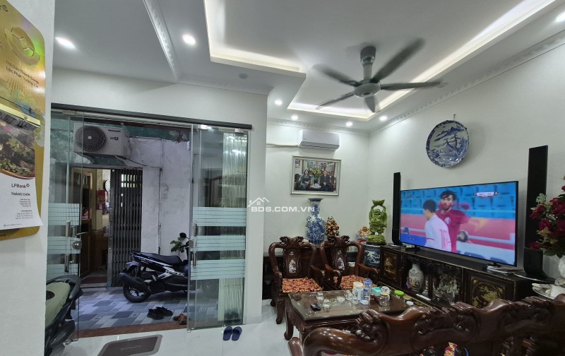 BÁN NHÀ ĐẸP 1.85 TỶ 3 TẦNG 32M2  NGÕ CỰC NGẮN HOÀNG HOA THÁM