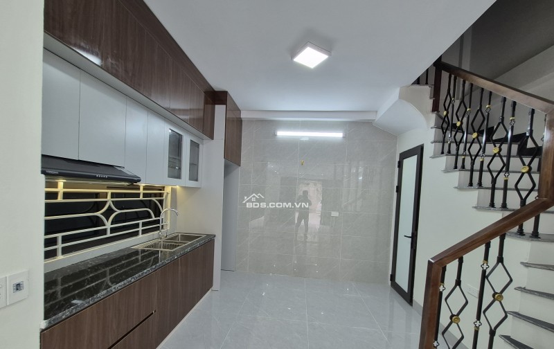 BÁN NHÀ 2.7 TỶ 4 TẦNG CÓ GARA Ô TÔ NGÕ THẲNG NGẮN ĐƯỜNG HÀN THUYÊN