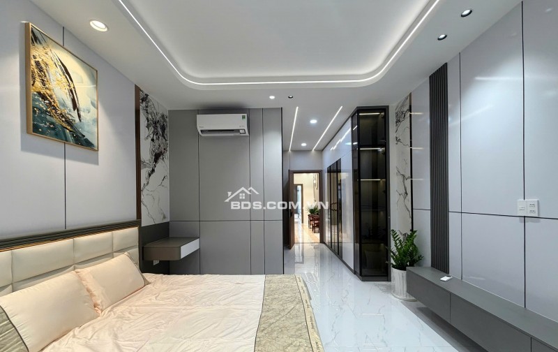 Nhà đẹp 5 lầu hẻm 496 Dương Quảng Hàm 82m2 ngang gần 5m tặng kèm T.máy vào ở ngay 14.5 tỷ.