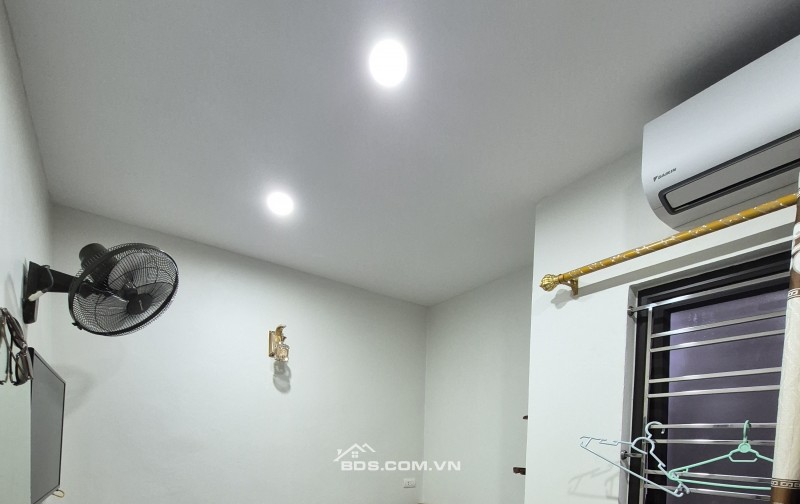 BÁN NHÀ ĐẸP 1.85 TỶ 3 TẦNG 32M2  NGÕ CỰC NGẮN HOÀNG HOA THÁM