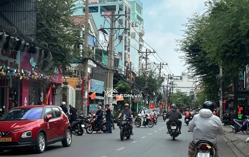 Bán nhà 3 lầu HXH Nguyễn Văn Khối ngang 8m 120m2 gần CV Làng Hoa vài căn ra MT chỉ 15 tỷ.